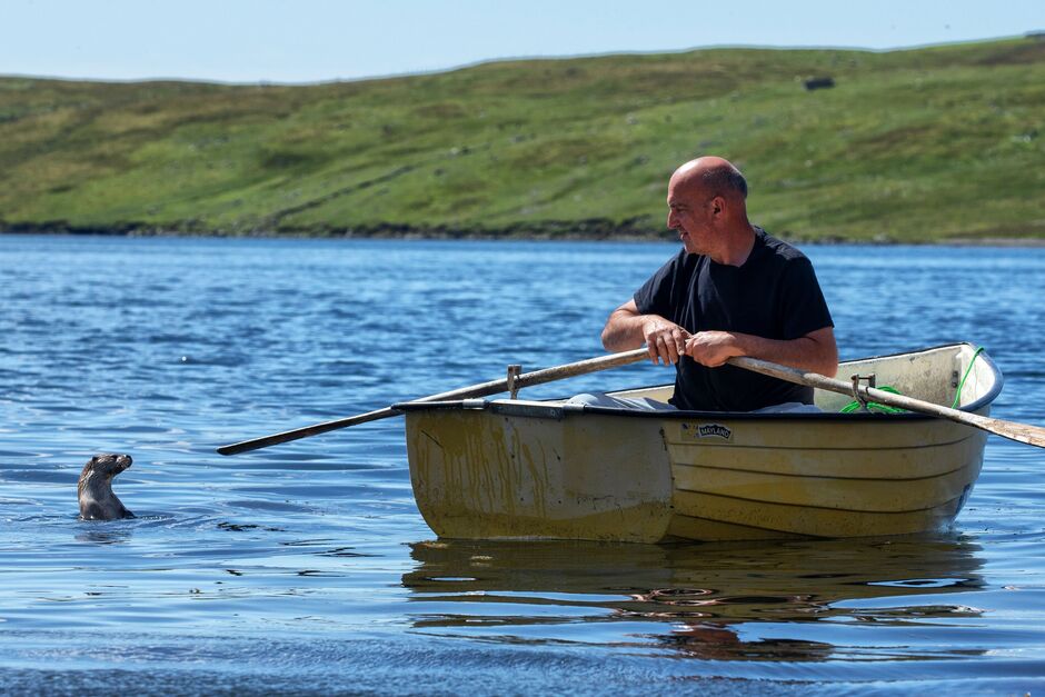 Billy rame à côté de Molly dans la mer, juste au large de West Shetland