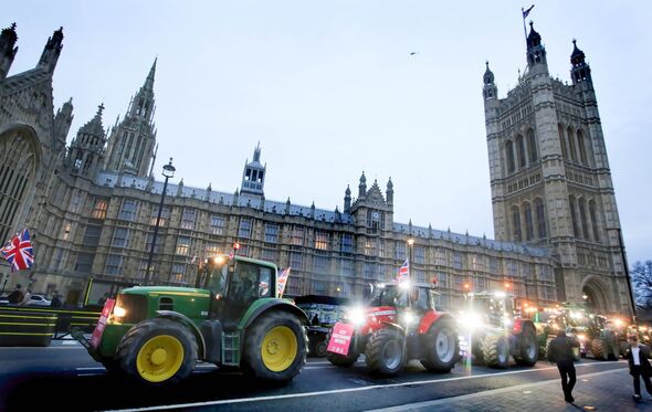 Une file de tracteurs est aperçue devant les Maisons de...