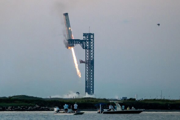 Un SpaceX Heavy Booster est saisi par des « baguettes » sur la rampe de lancement au Texas en octobre