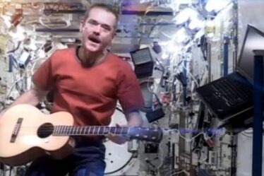 Chris Hadfield partage l'histoire de la performance emblématique de Space Oddity sur l'ISS