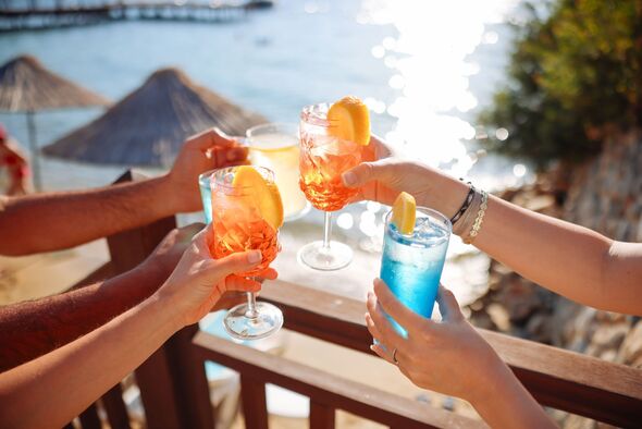 Toast de célébration avec des cocktails d'été.