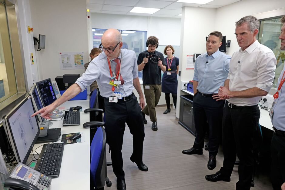 Les ministres visitent le centre PET de l'hôpital