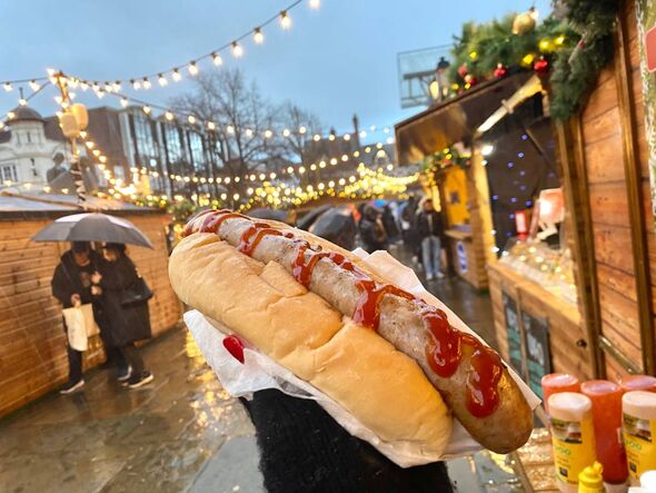 Un hot dog au ketchup acheté au marché de Noël