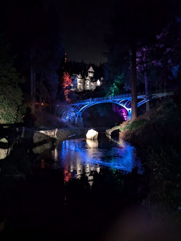 Le pont de fer au-dessus du Debdon Burn illuminé dans le cadre du sentier des lanternes de Noël à Cragside