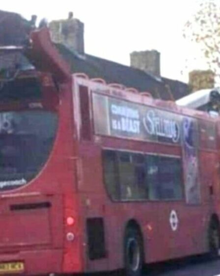 Accident de bus à Londres : des femmes transportées d'urgence à l'hôpital après un fracas d'horreur alors que le toit s'est arraché