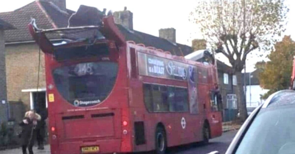 Accident de bus à Londres : des femmes transportées d'urgence à l'hôpital après un fracas d'horreur alors que le toit s'est arraché