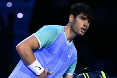 Carlos Alcaraz stupéfait lors du premier match de la finale de l'ATP après avoir soulevé des problèmes de santé