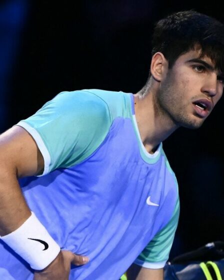 Carlos Alcaraz stupéfait lors du premier match de la finale de l'ATP après avoir soulevé des problèmes de santé