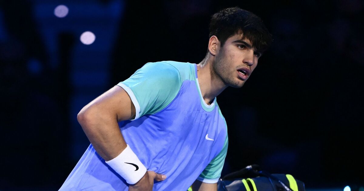 Carlos Alcaraz stupéfait lors du premier match de la finale de l'ATP après avoir soulevé des problèmes de santé