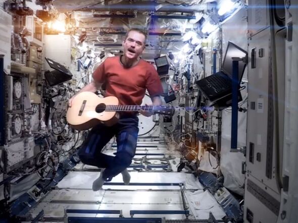 L'astronaute canadien Chris Hadfield joue à Space Oddity dans l'espace