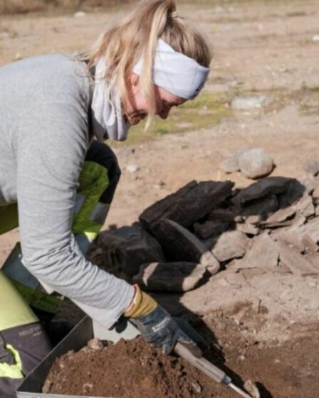 Des archéologues font une découverte choquante sous une « couche de feu » dans une tombe vieille de 2 500 ans