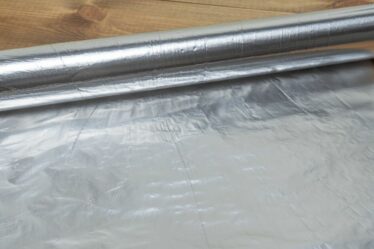 Empêchez le papier d'aluminium de coller à lui-même et obtenez une feuille parfaite à chaque fois grâce à un hack facile