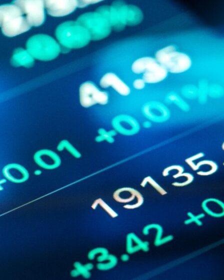 FTSE 100 au plus tard alors que les taux stagnent après la réduction des intérêts de la Banque d'Angleterre