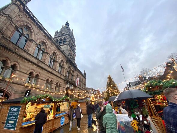 Les étals du marché de Noël de Chester, avec un imposant bâtiment en arrière-plan