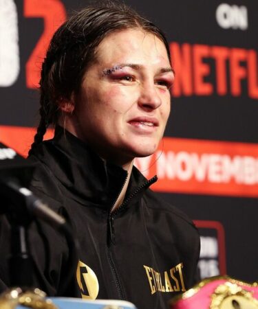 Katie Taylor a un gant posé avec une ceinture qui sera retirée après la victoire d'Amanda Serrano