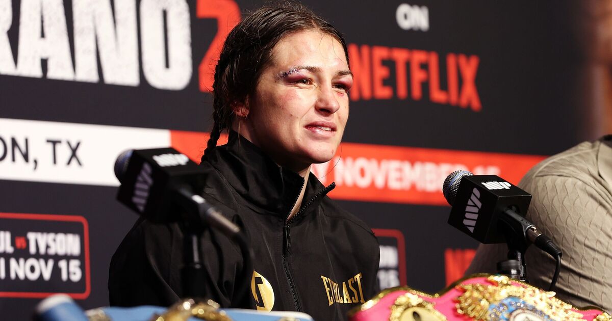 Katie Taylor a un gant posé avec une ceinture qui sera retirée après la victoire d'Amanda Serrano