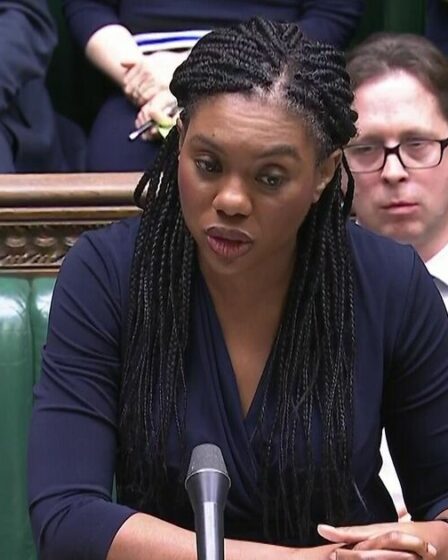 Kemi Badenoch donne à Sir Keir un coup d'oreille dans la performance Rock 'n' Roll PMQ