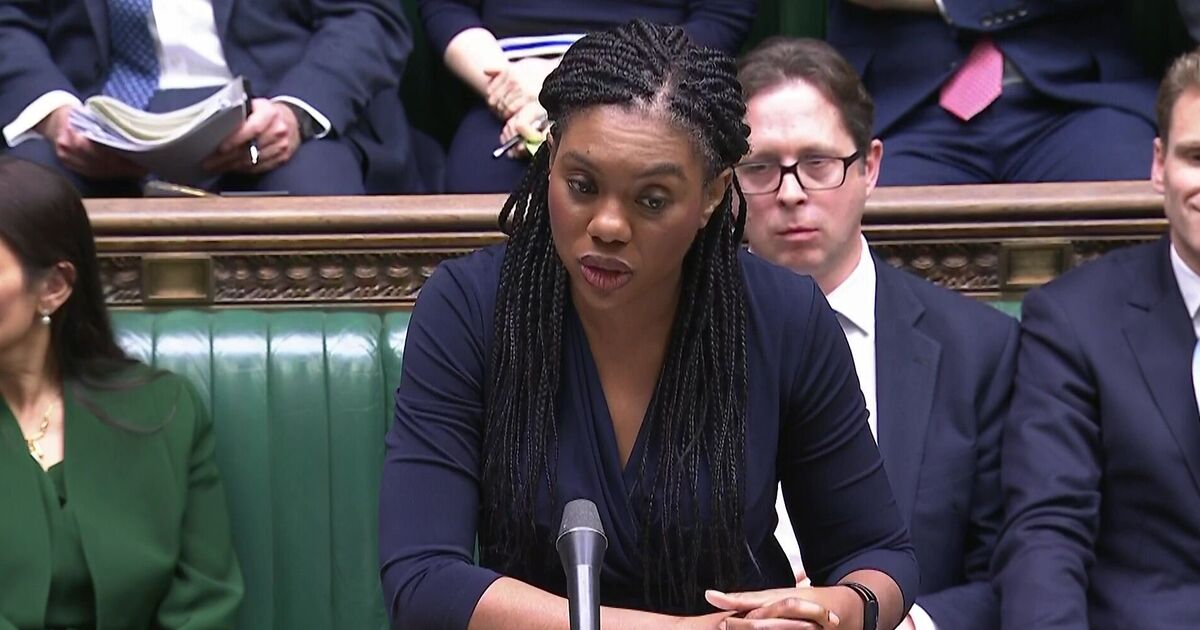 Kemi Badenoch donne à Sir Keir un coup d'oreille dans la performance Rock 'n' Roll PMQ