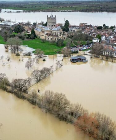 La Grande-Bretagne mise en veille face à des inondations meurtrières comme celles de Valence