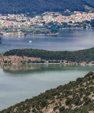 La jolie petite ville grecque qui ressemble à un « mini lac de Côme » sans la foule de touristes