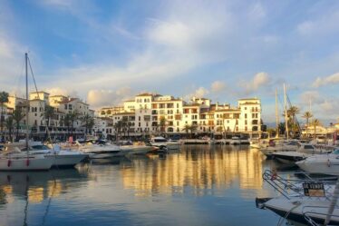 La jolie ville balnéaire à seulement 40 km de la célèbre ville espagnole - avec des vols à 30 £