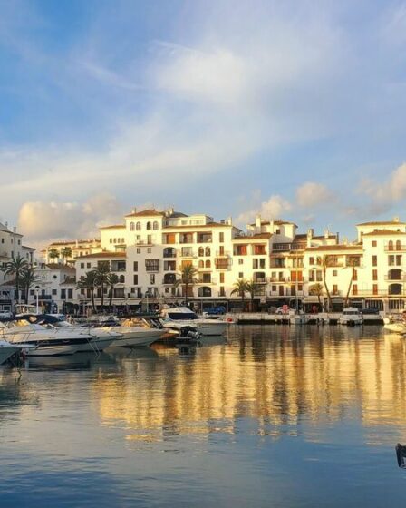 La jolie ville balnéaire à seulement 40 km de la célèbre ville espagnole - avec des vols à 30 £