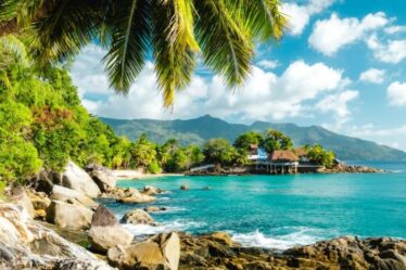 La magnifique île aux plages de sable blanc où les membres de la famille royale et les célébrités passent leur lune de miel