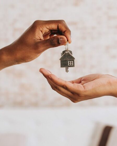 Le « choc » du couple après avoir vu ce que l’ancien propriétaire a laissé dans leur nouvelle maison