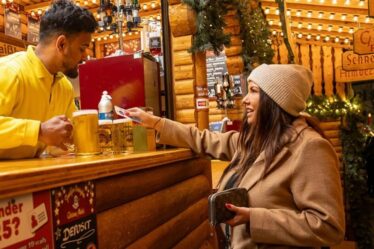 Le marché de Noël de Birmingham rend les parieurs furieux contre la règle des saucisses à 9 £ et une bière