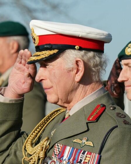 Le roi Charles a l'air pimpant à son retour au centre de la Royal Marine où il a suivi une formation de pilote.