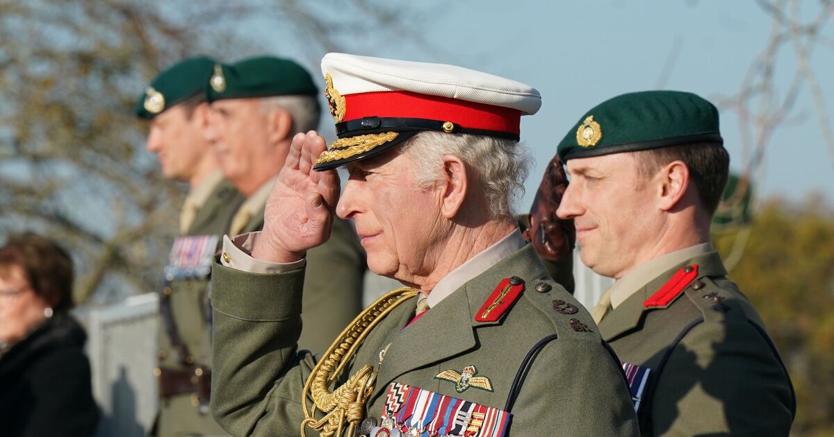 Le roi Charles a l'air pimpant à son retour au centre de la Royal Marine où il a suivi une formation de pilote.