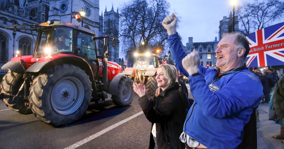 Les agriculteurs préparent une action « militante » contre la taxe sur les tracteurs qui menace de détruire la Grande-Bretagne rurale