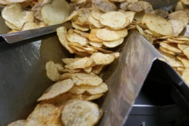 Les retraités de l'État sont invités à utiliser des paquets de chips pour remplacer le paiement de 300 £ pour le carburant d'hiver