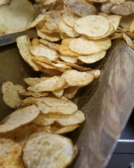 Les retraités de l'État sont invités à utiliser des paquets de chips pour remplacer le paiement de 300 £ pour le carburant d'hiver