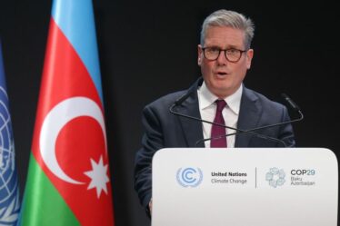 L'hypocrisie de Keir Starmer dévoilée alors qu'il transporte 470 délégués au sommet sur le climat