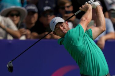 Rory McIlroy se rapproche du sixième titre de Dubaï alors qu'il affronte Tyrrell Hatton au premier tour