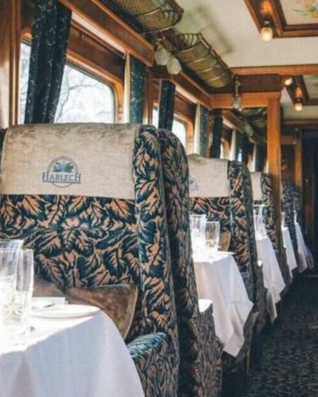 Un train de luxe en tournée au Royaume-Uni propose du champagne et des repas de sept plats ce Noël