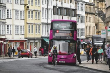 Une ville britannique offre des laissez-passer de bus gratuits aux demandeurs d'asile – tandis que les autres passagers paient 4,50 £