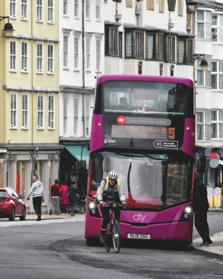 Une ville britannique offre des laissez-passer de bus gratuits aux demandeurs d'asile – tandis que les autres passagers paient 4,50 £