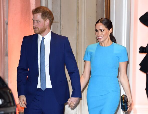 Le prince Harry et Meghan Markle se tiennent la main