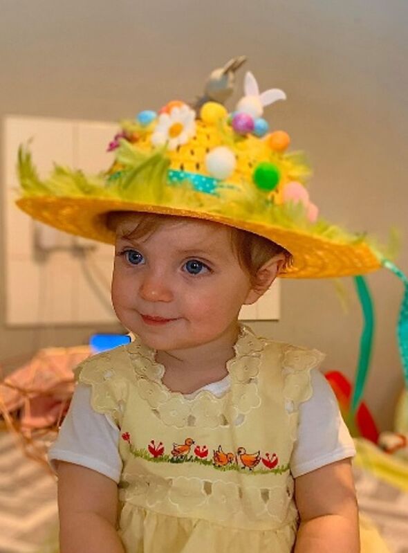 jeune fille portant un bonnet de Pâques