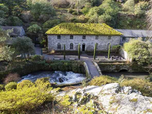 Un ancien moulin à eau dans les jardins de Bodnant, Bodnant, Conwy, Pays de Galles, Royaume-Uni.