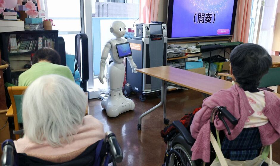 Le robot humanoïde Pepper a animé une séance d'activités pour les personnes fréquentant un centre de jour