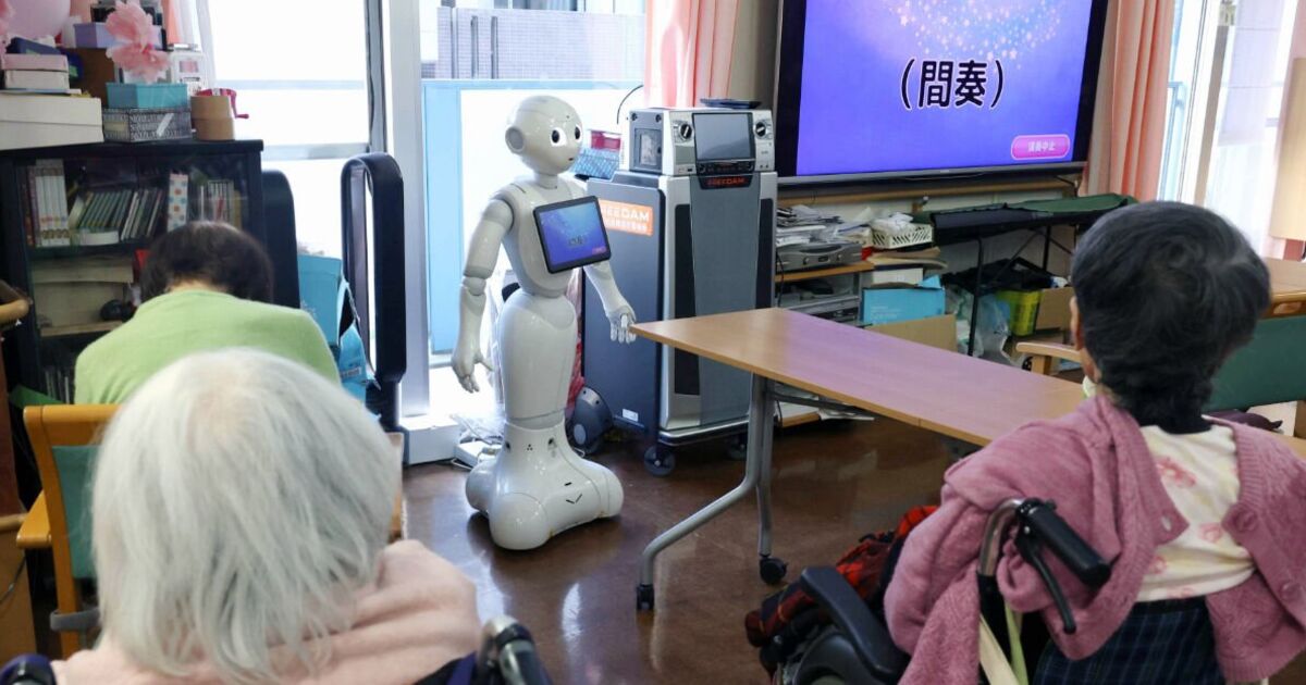 Au Japon, dans des maisons de retraite futuristes où des robots s'occupent des retraités