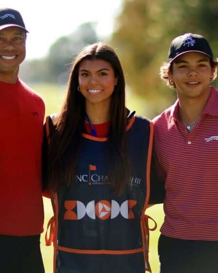 Charlie, le fils de Tiger Woods, dit "Je suis fauché" alors que son père lui rappelle une règle non écrite du golf