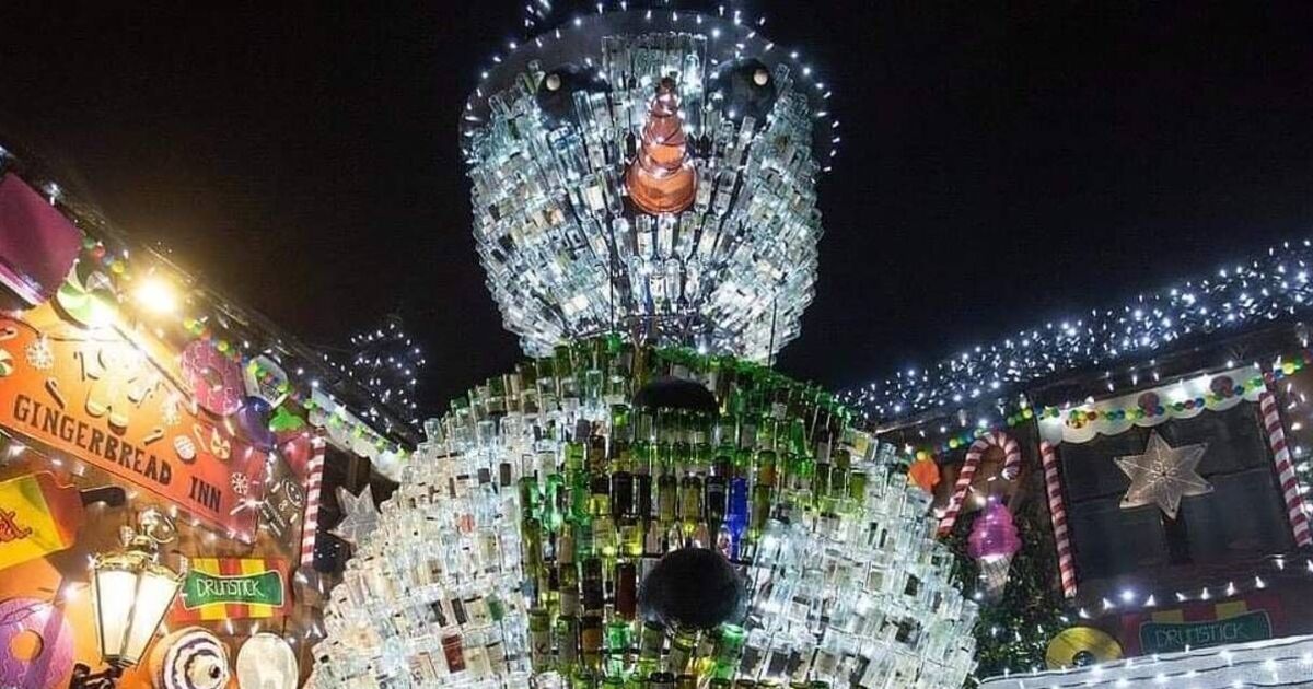 Dans l'un des pubs les plus festifs du Royaume-Uni, recouvert de 55 000 guirlandes lumineuses