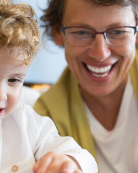 Jusqu'à 2 000 £ de services de garde d'enfants hors taxes auxquels 800 000 familles britanniques éligibles ne réclament pas