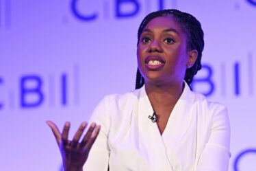 Kemi Badenoch fustige le Parti travailliste pour avoir « effondré l'économie » alors que le Royaume-Uni se met en alerte à la récession