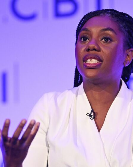 Kemi Badenoch fustige le Parti travailliste pour avoir « effondré l'économie » alors que le Royaume-Uni se met en alerte à la récession