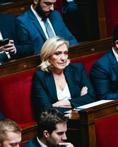 La France au bord de l'effondrement alors que Le Pen s'apprête à renverser le gouvernement de Macron dans 48 heures